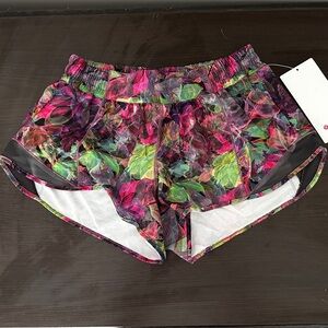 Lululemon 2.5” Low Rise Hotty Hot Shorts